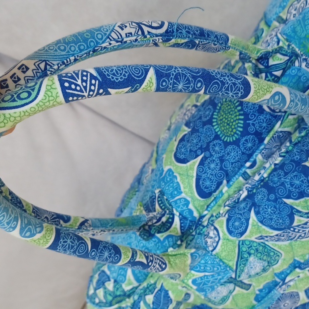 Vera Bradley Grand Traveler Tote / Duffel In Doodle Daisy Pattern - Picture 15 of 17